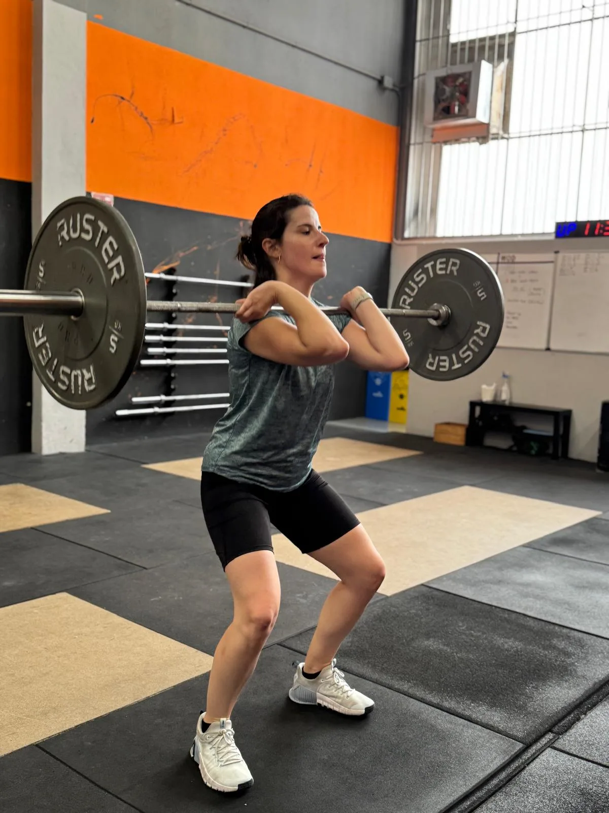 Atleta femenina realizando clean con barra Ruster en clase de CrossFit Taronja Box
