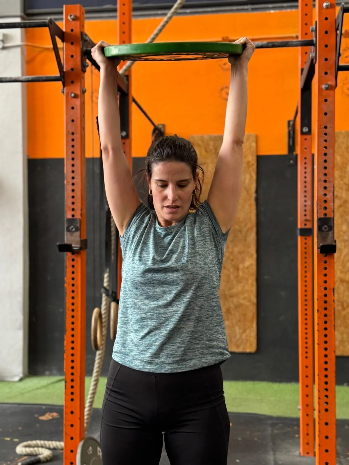 Atleta femenina en anillas durante clase de especialidades CrossFit en Taronja Box Valencia