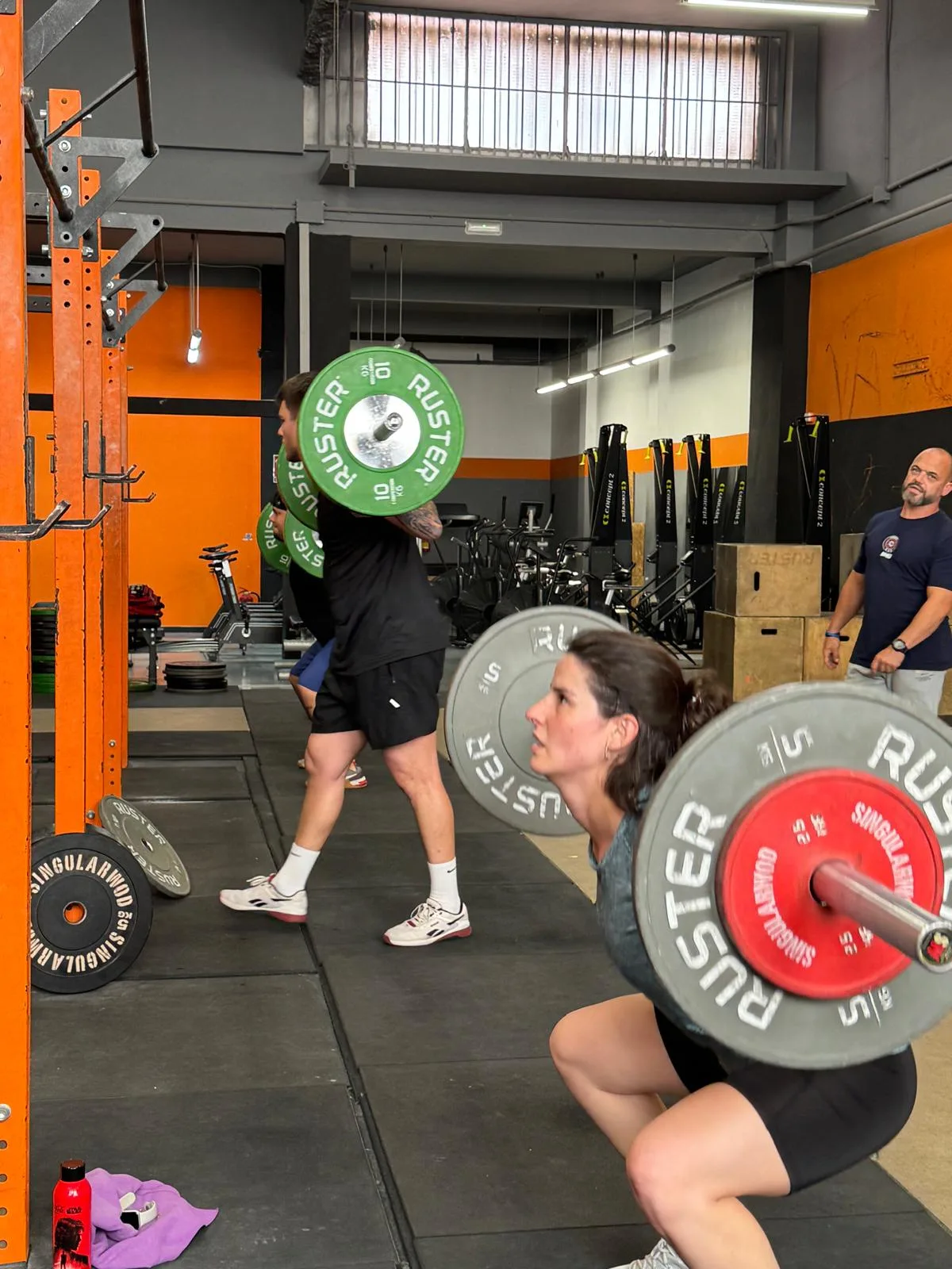 Clase grupal de clean con barra supervisada por coach en Taronja Box CrossFit Valencia
