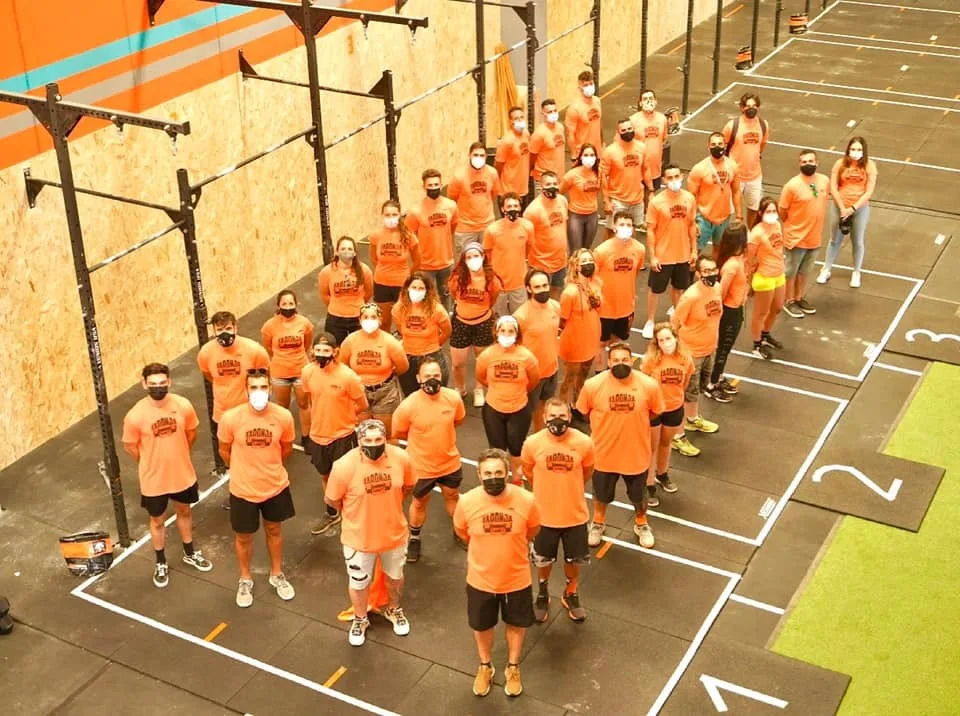 Comunidad de Taronja Box con camisetas naranjas vista desde arriba, box de CrossFit Valencia