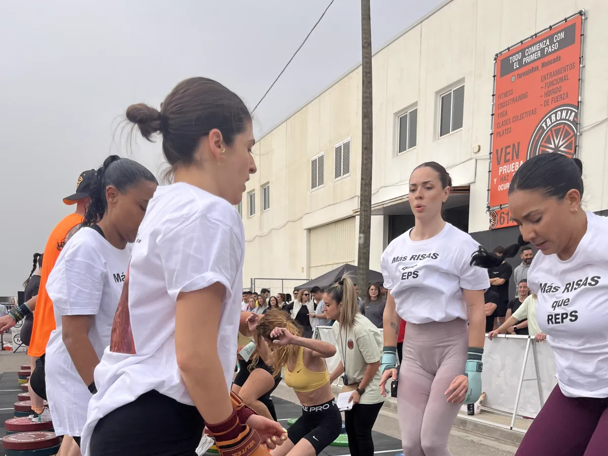 Comunidad con camiseta Más Risas que Reps sobre bumper plates en los Taronja Games Moncada 2026